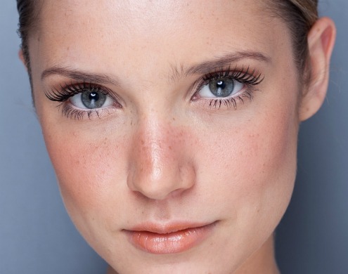 Se a virada do ano for na praia, aposte em uma maquiagem mais natural, como rímel, blush e batom nude (Foto: Reprodução)